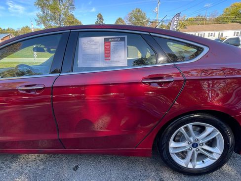 Used 2018 Ford Fusion SE w/ Fusion SE Technology Package image 4