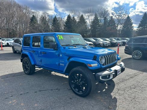 Used 2024 Jeep Wrangler Sahara image 8