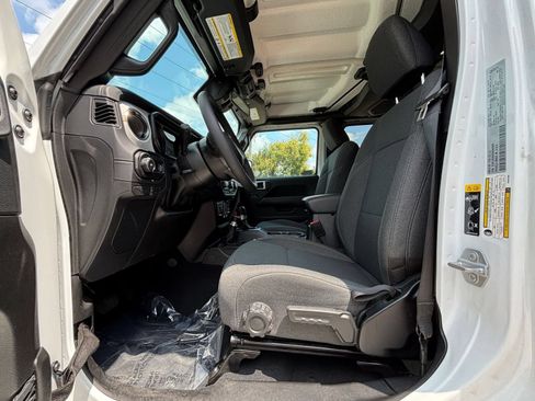 Used 2025 Jeep Wrangler Unlimited Sahara AWD/4WD image 23