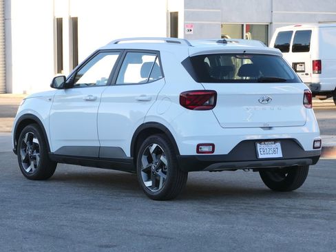 Used 2025 Hyundai Venue SEL image 5