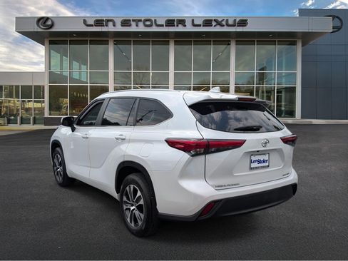 Used 2023 Toyota Highlander XLE AWD/4WD image 5