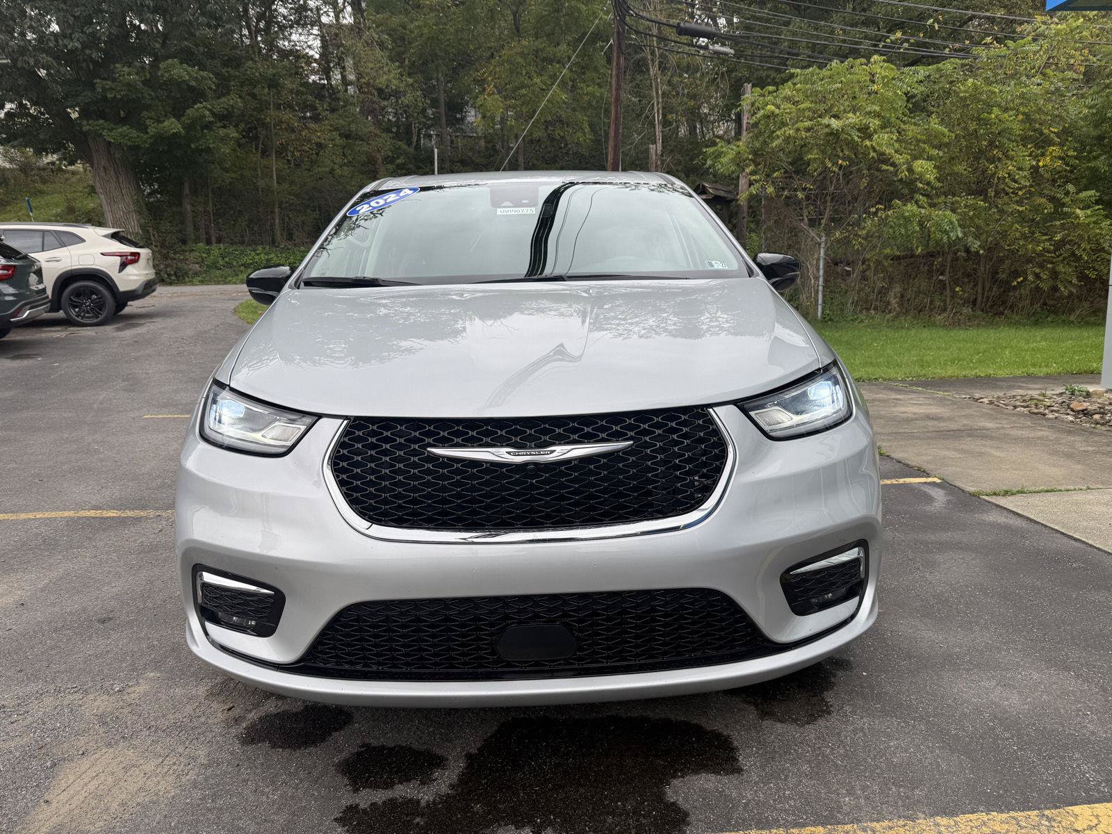 Used 2024 Chrysler Pacifica Touring-L FWD image 2