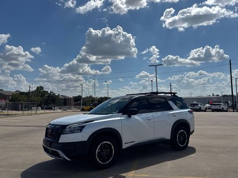 Used 2025 Nissan Pathfinder Rock Creek AWD/4WD image 11