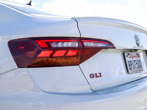 Used 2019 Volkswagen Jetta GLI image 9