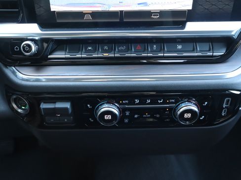 Used 2025 GMC Sierra 1500 SLT AWD/4WD image 28