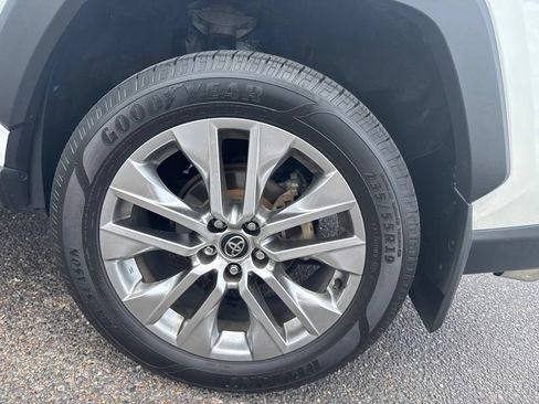 Used 2021 Toyota RAV4 XLE Premium FWD image 9
