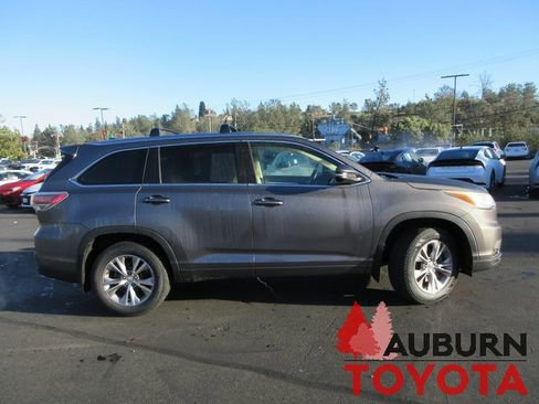 Used 2014 Toyota Highlander XLE image 3