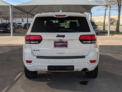 Used 2018 Jeep Grand Cherokee Altitude AWD/4WD image 7