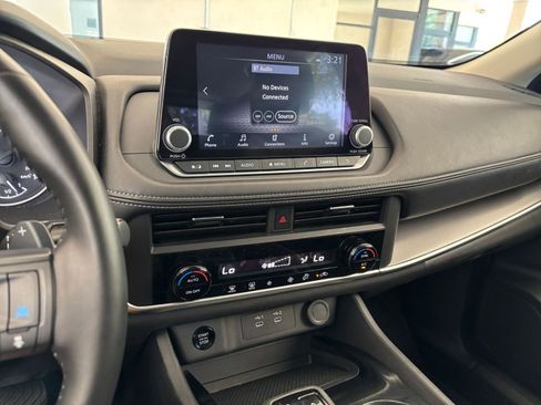 Used 2025 Nissan Rogue SV FWD image 17