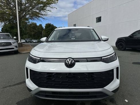 Certified 2025 Volkswagen Tiguan SE FWD image 8
