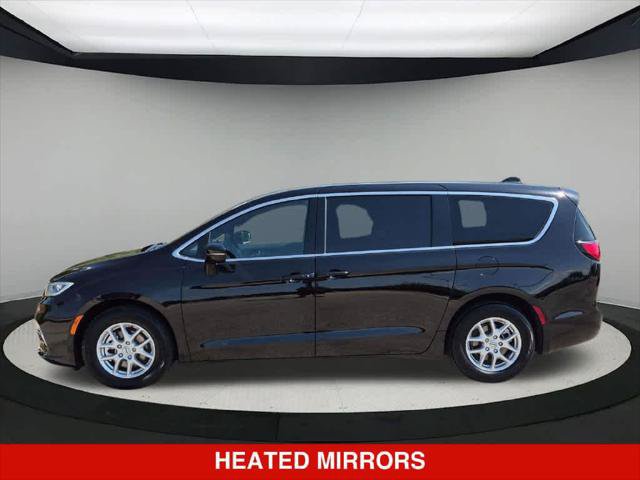 Certified 2025 Chrysler Pacifica Select FWD image 2