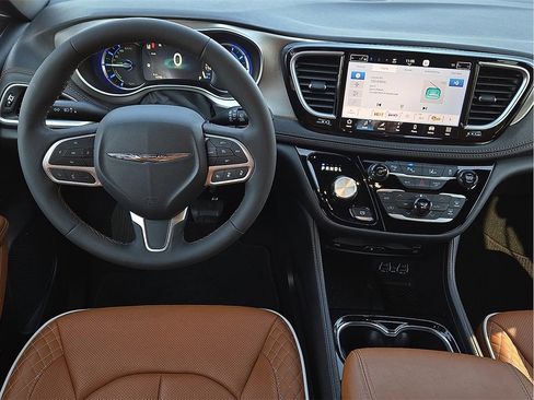 Used 2025 Chrysler Pacifica Pinnacle image 11