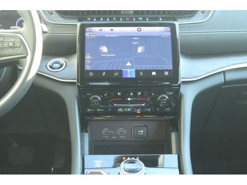 Used 2023 Jeep Grand Cherokee Limited w/ Luxury Tech Group II AWD/4WD image 17