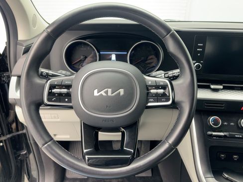 Used 2022 Kia Carnival LX image 17