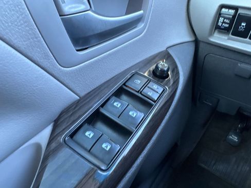 Used 2016 Toyota Sienna XLE Premium image 25