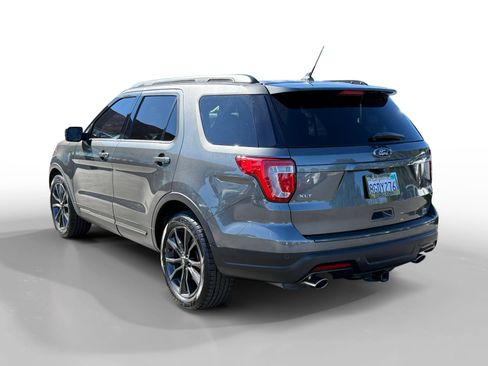 Used 2018 Ford Explorer XLT w/ Equipment Group 202A FWD image 3
