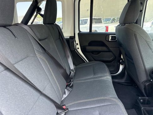 Used 2025 Jeep Wrangler Sahara image 23