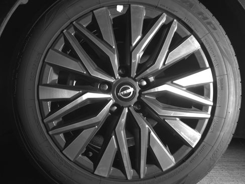 Used 2024 Nissan Altima 2.5 SV FWD image 12