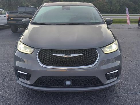 Used 2023 Chrysler Pacifica Touring-L FWD image 9