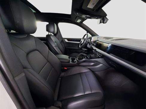 Used 2024 Porsche Cayenne Base image 31