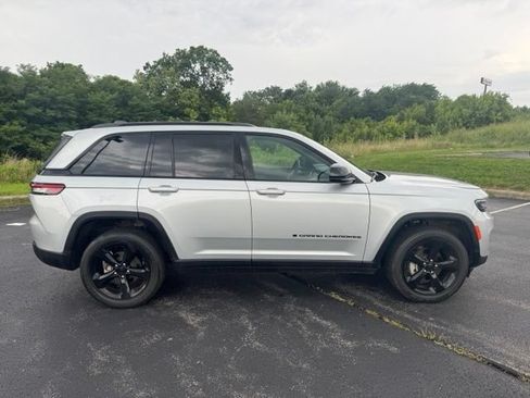 Used 2024 Jeep Grand Cherokee Altitude AWD/4WD image 2