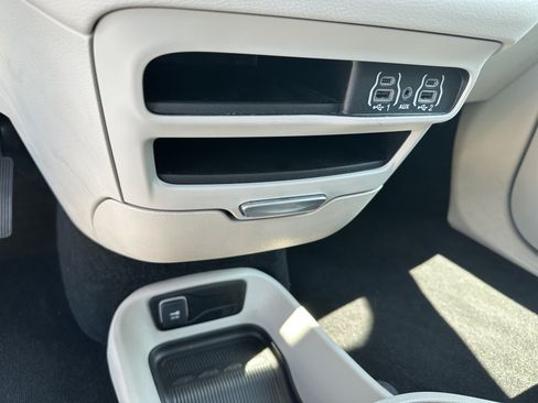 Used 2023 Chrysler Pacifica Touring-L FWD image 15