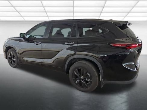 Used 2024 Toyota Highlander XLE image 3