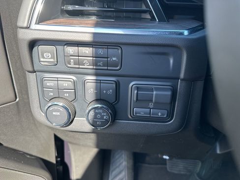 Used 2025 Chevrolet Suburban LT w/ Comfort Package image 11