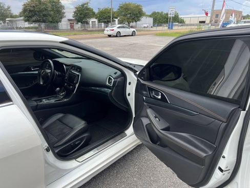 Used 2019 Nissan Maxima SR w/ Premium Package FWD image 18