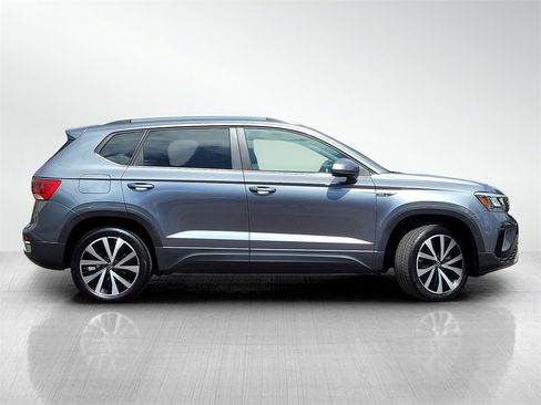 Used 2024 Volkswagen Taos SE image 3