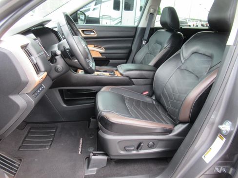 Used 2024 Nissan Pathfinder Platinum w/ Cargo Package AWD/4WD image 19