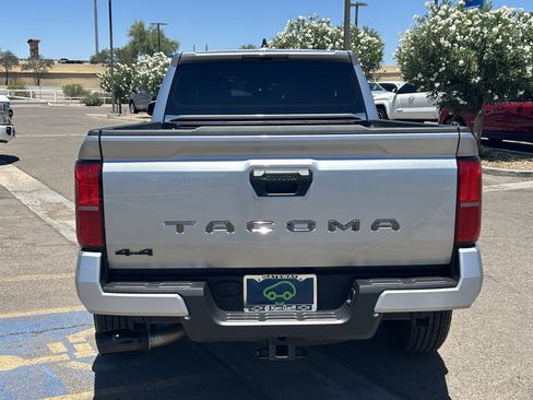 Used 2025 Toyota Tacoma TRD Sport AWD/4WD image 4