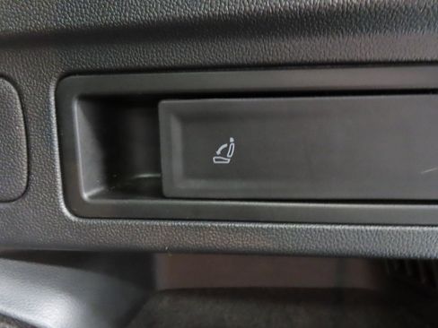 Used 2019 Volkswagen Tiguan SE image 32