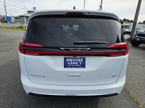 New 2027 Chrysler Pacifica Select AWD/4WD image 4