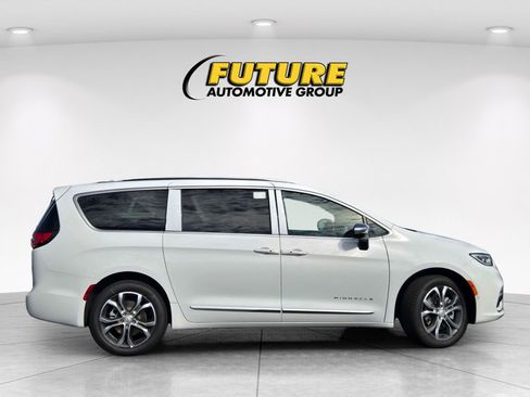 New 2026 Chrysler Pacifica Pinnacle image 3