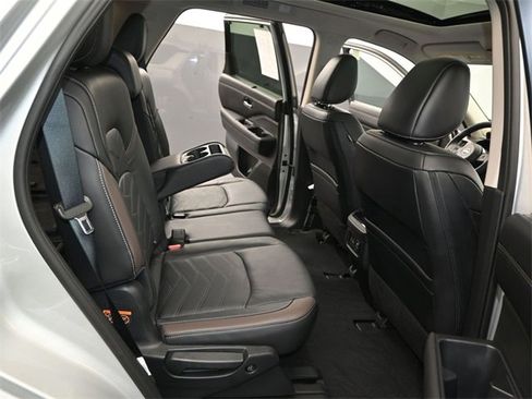 Used 2024 Nissan Pathfinder Platinum w/ Cargo Package image 17