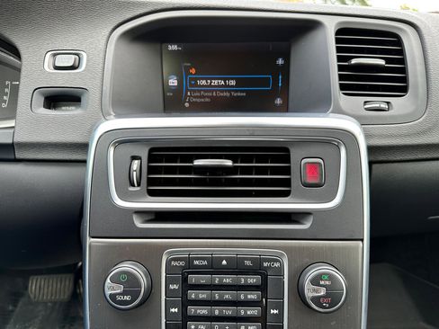 Used 2015 Volvo V60 T5 Platinum image 32