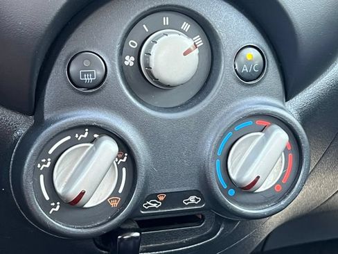 Used 2013 Nissan Versa SV FWD image 19