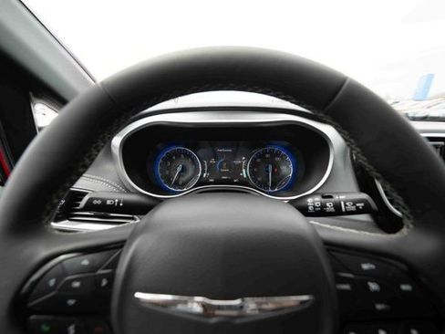 Used 2025 Chrysler Pacifica Limited FWD image 15