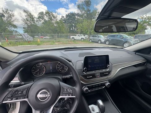 Used 2025 Nissan Altima 2.5 SV FWD image 33