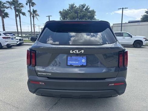 Used 2023 Kia Sorento LX FWD image 6