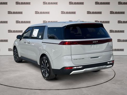 Used 2022 Kia Carnival EX FWD image 3