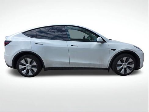 Used 2021 Tesla Model Y Long Range image 10