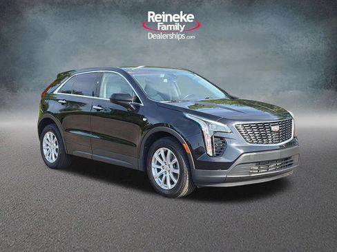 Used 2019 Cadillac XT4 Luxury w/ Cold Weather Package FWD image 3