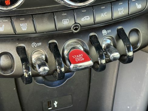 Used 2021 MINI Cooper Cooper w/ 6.5" Touchscreen Package image 23