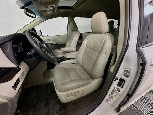 Used 2017 Toyota Sienna XLE w/ XLE Navigation Package FWD image 25