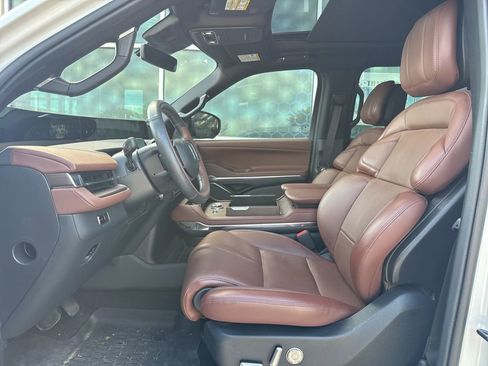 Used 2025 Lincoln Navigator Reserve AWD/4WD image 3
