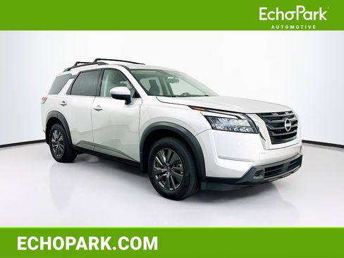 Used 2024 Nissan Pathfinder SV image 1