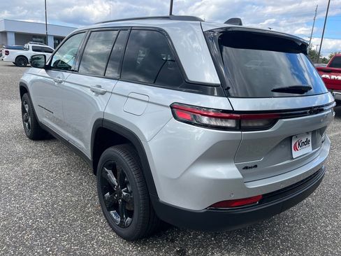 New 2025 Jeep Grand Cherokee Limited w/ Black Appearance Package image 30