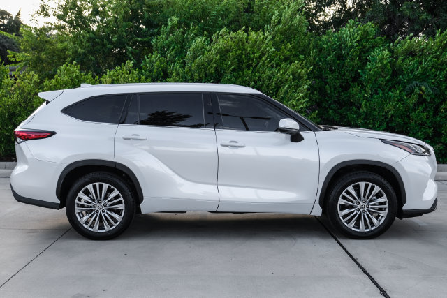 Used 2023 Toyota Highlander Platinum FWD image 9